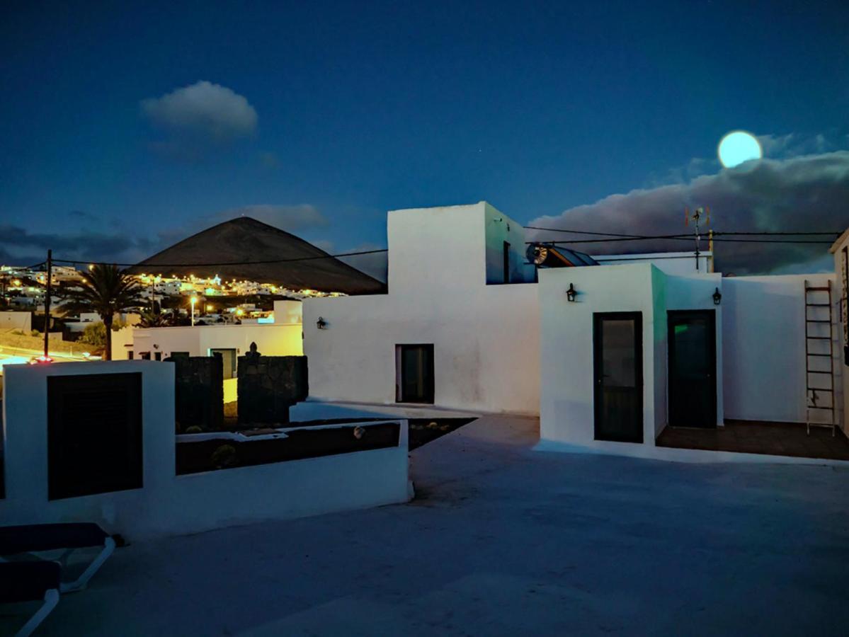 Comfortable House In Tias With Free Parking Bagian luar foto