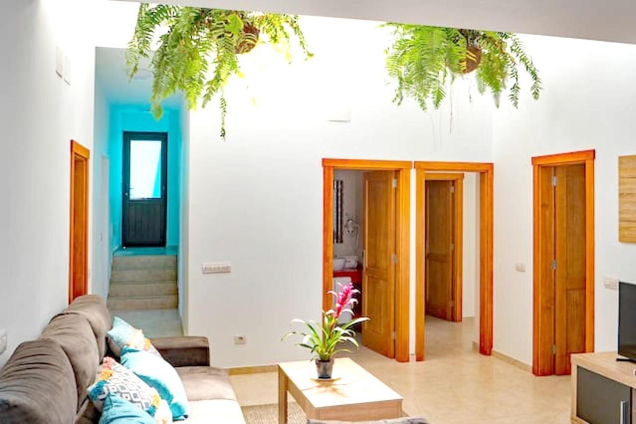 Comfortable House In Tias With Free Parking Bagian luar foto