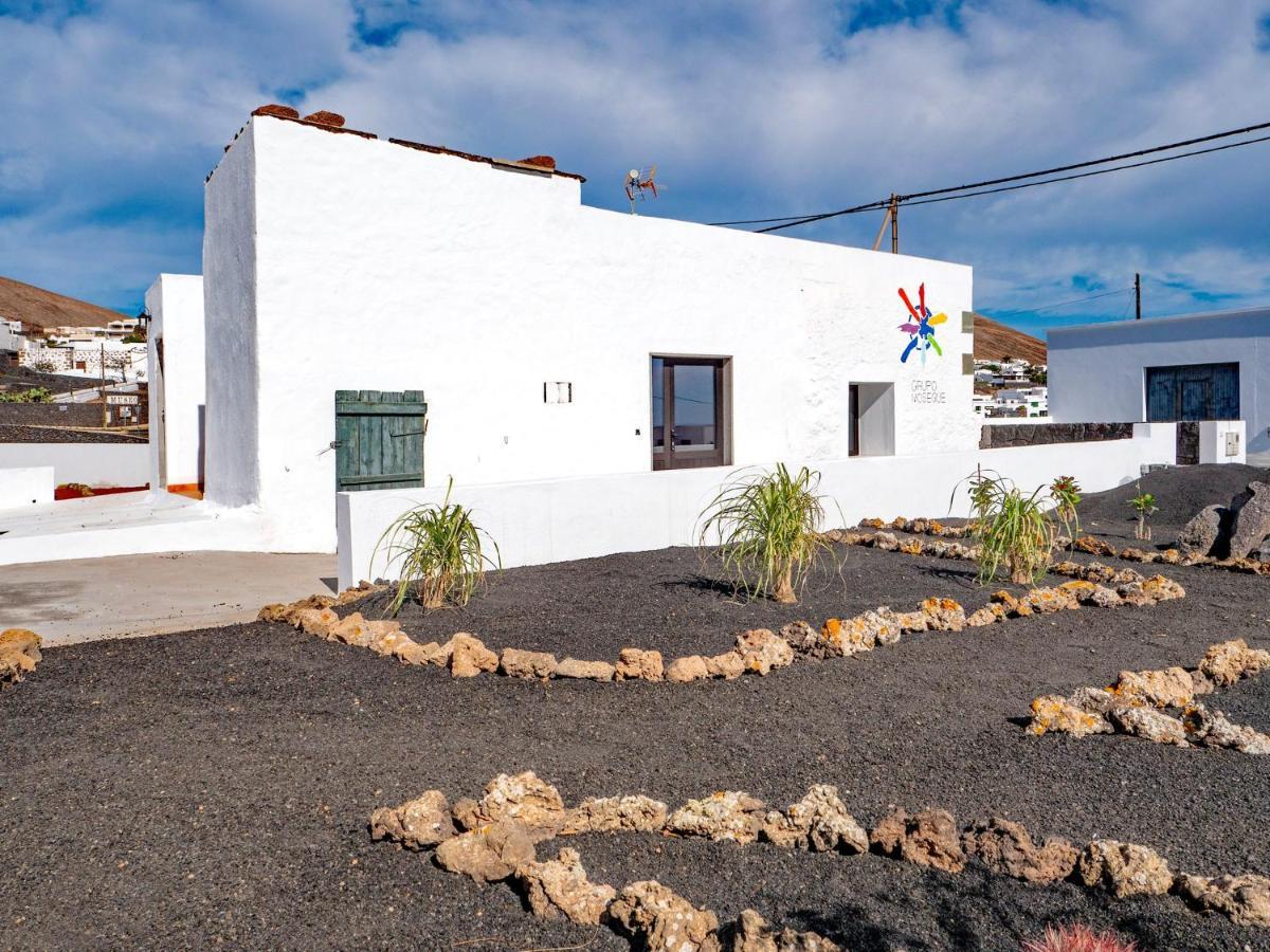 Comfortable House In Tias With Free Parking Bagian luar foto